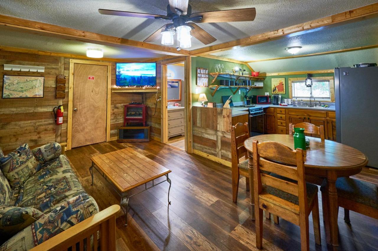 Steps From Downtown Pigeon Forge Parkway + Private Hottub And Firepit - Wifi - Firefly Bungalows Exterior foto