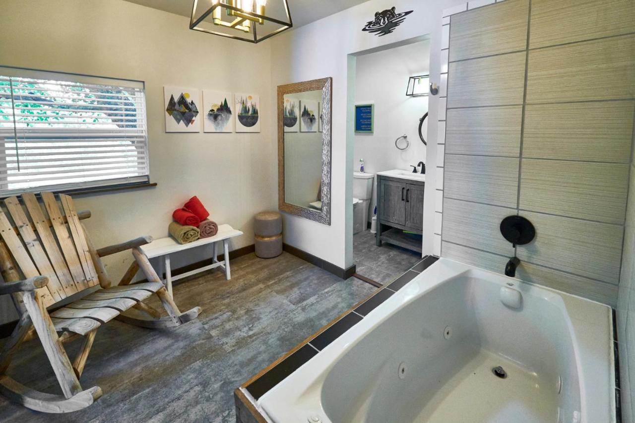 Steps From Downtown Pigeon Forge Parkway + Private Hottub And Firepit - Wifi - Firefly Bungalows Exterior foto