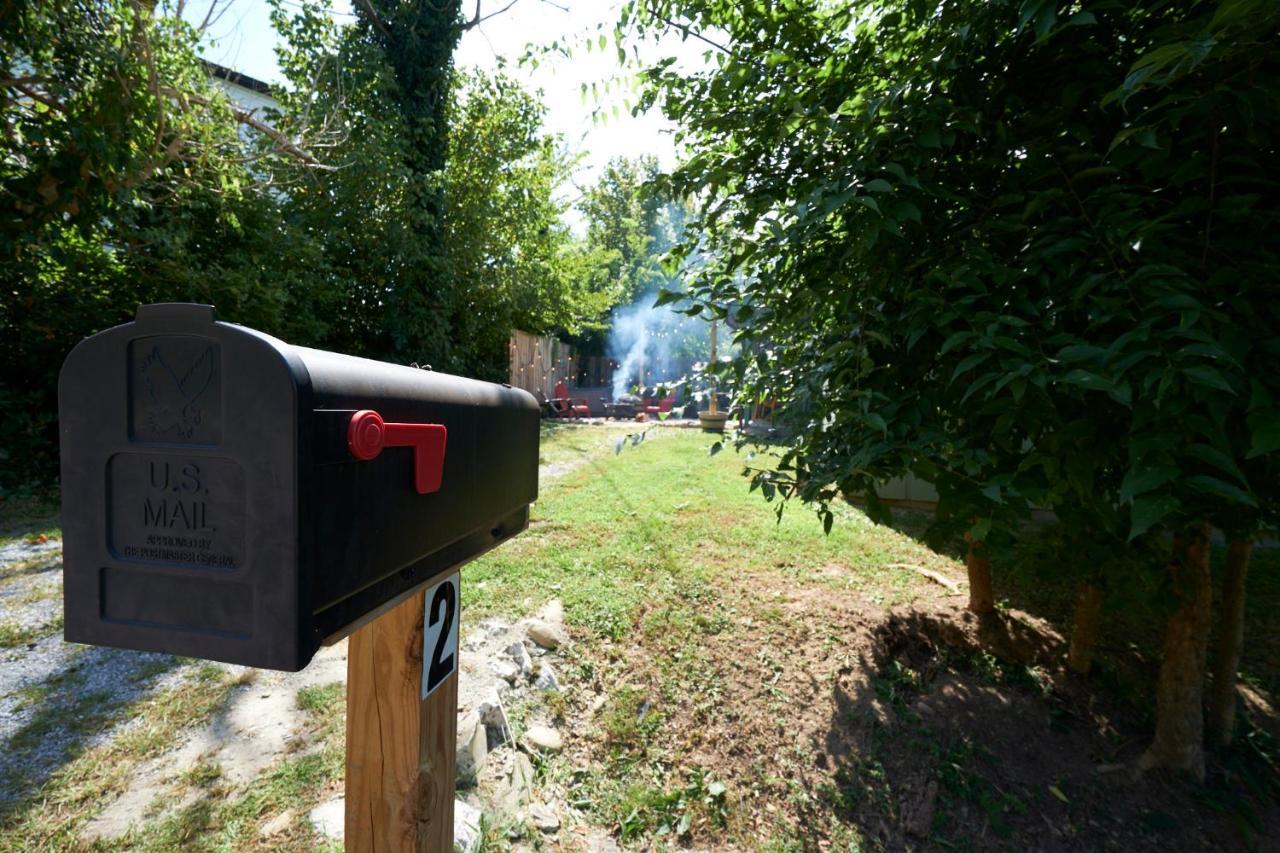 Steps From Downtown Pigeon Forge Parkway + Private Hottub And Firepit - Wifi - Firefly Bungalows Exterior foto