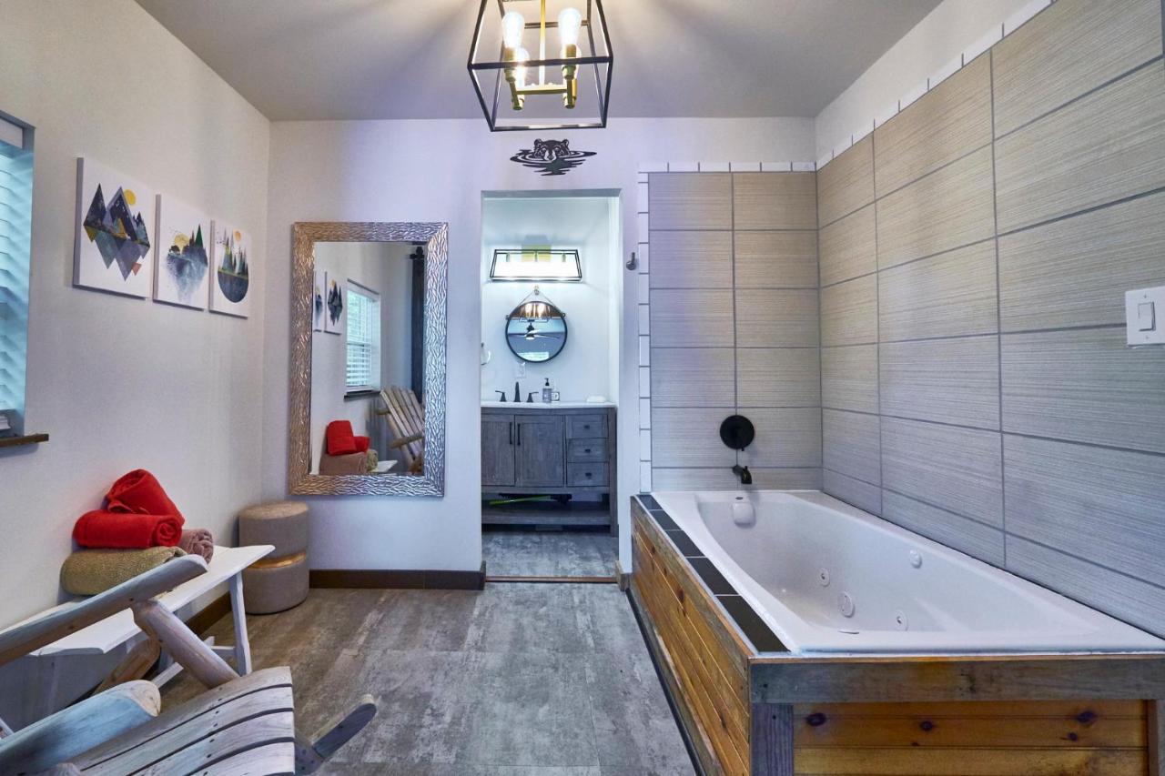 Steps From Downtown Pigeon Forge Parkway + Private Hottub And Firepit - Wifi - Firefly Bungalows Exterior foto