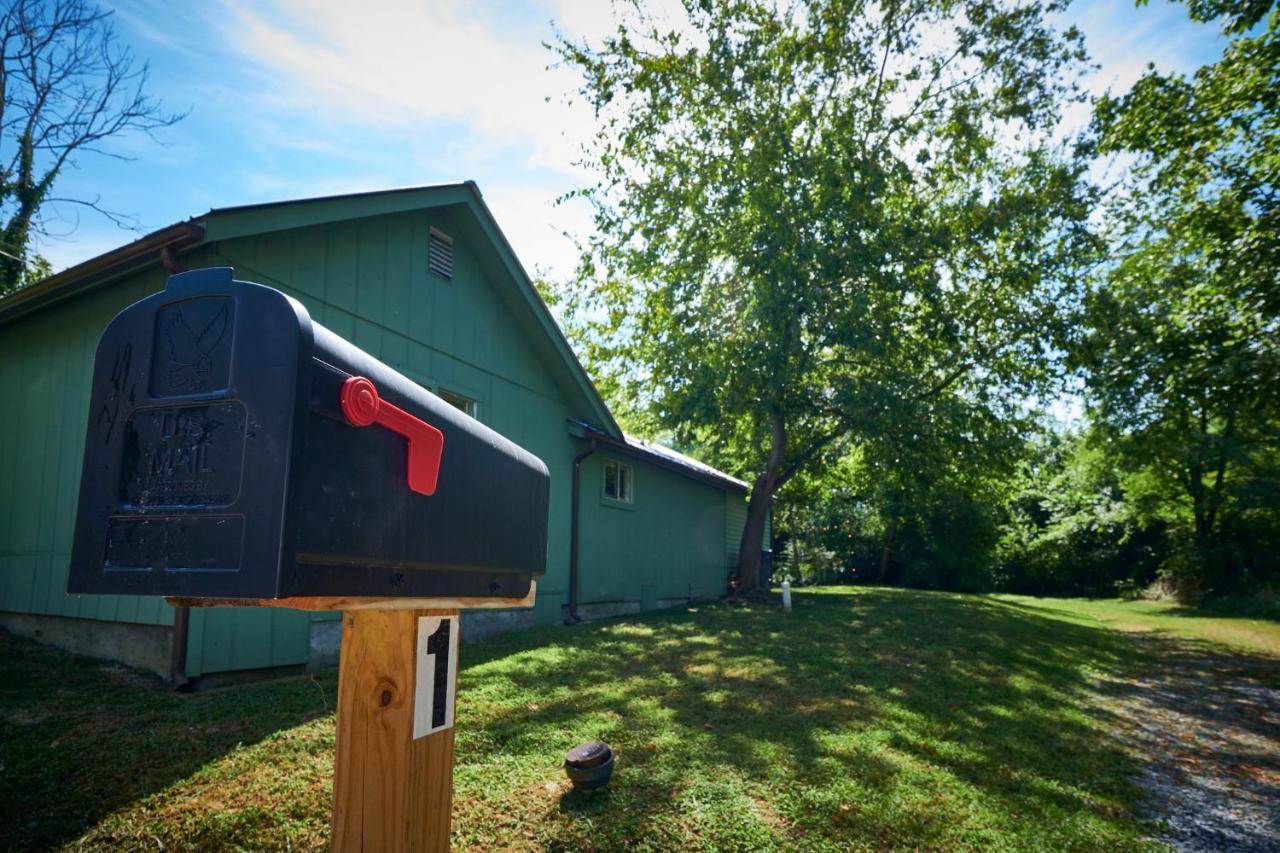 Steps From Downtown Pigeon Forge Parkway + Private Hottub And Firepit - Wifi - Firefly Bungalows Exterior foto