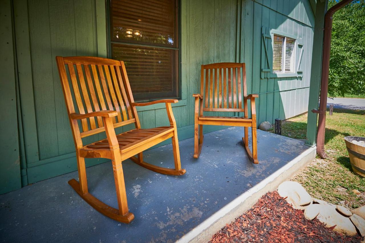 Steps From Downtown Pigeon Forge Parkway + Private Hottub And Firepit - Wifi - Firefly Bungalows Exterior foto