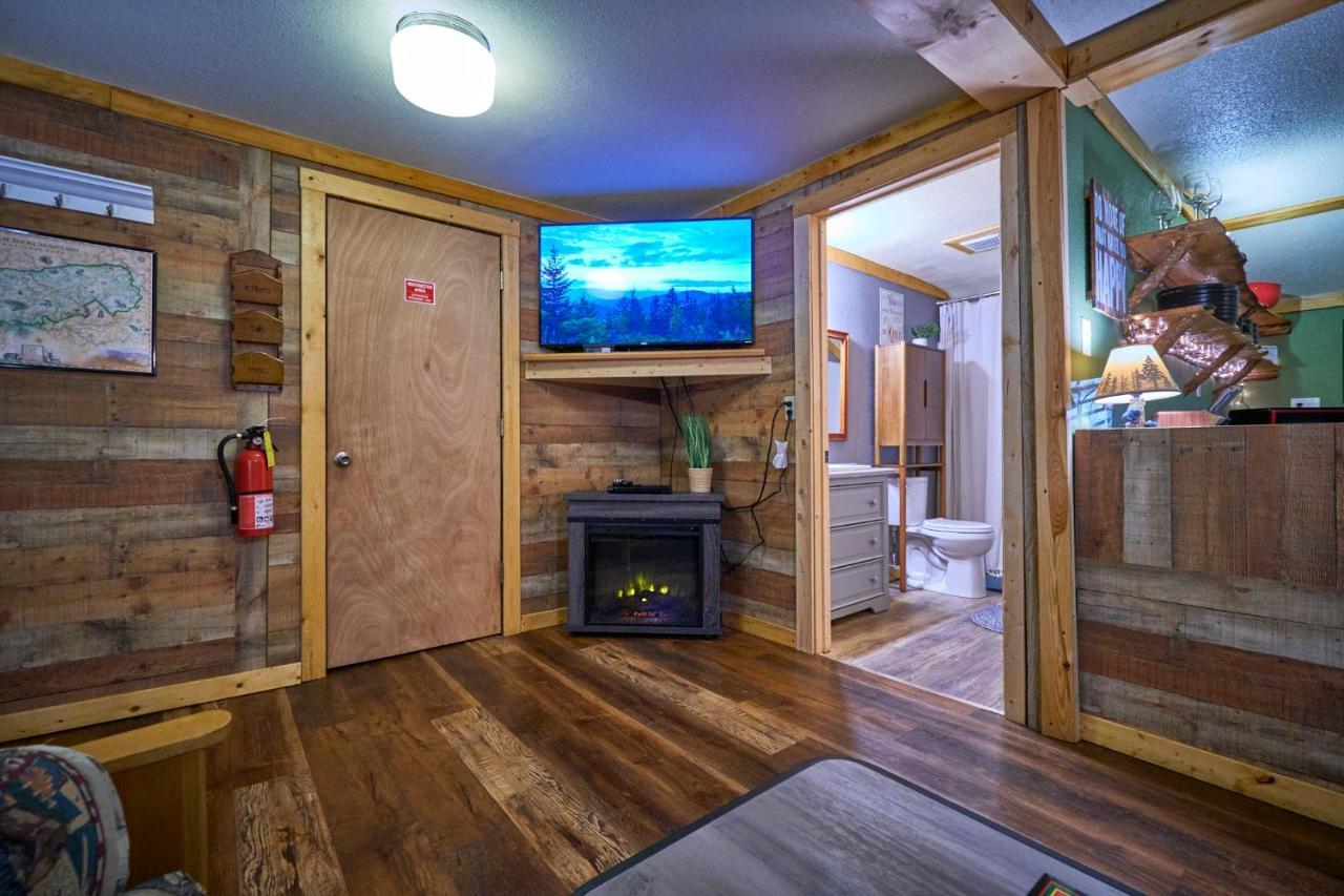 Steps From Downtown Pigeon Forge Parkway + Private Hottub And Firepit - Wifi - Firefly Bungalows Exterior foto