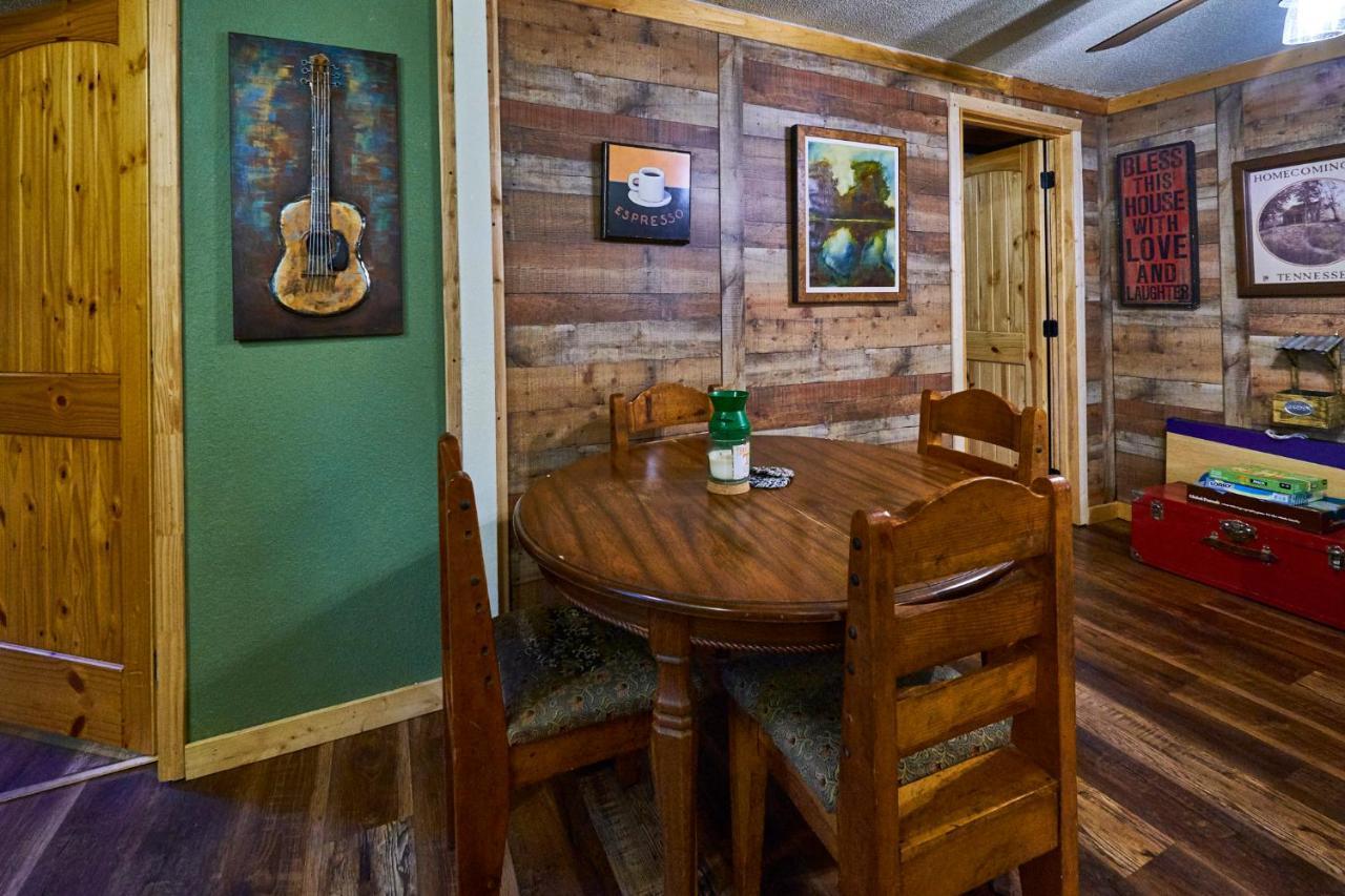 Steps From Downtown Pigeon Forge Parkway + Private Hottub And Firepit - Wifi - Firefly Bungalows Exterior foto