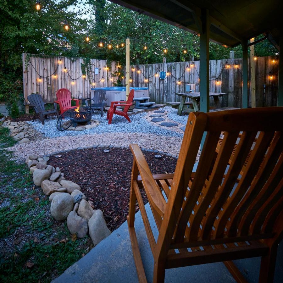 Steps From Downtown Pigeon Forge Parkway + Private Hottub And Firepit - Wifi - Firefly Bungalows Exterior foto